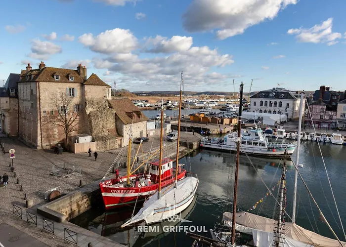 La Demeure Du Clocher 4 Ac On The Port & Place Sainte-catherine 8 G בית נופש