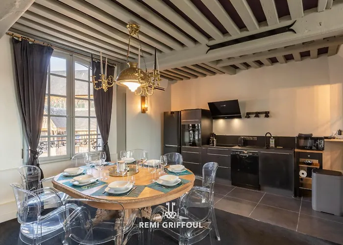 La Demeure Du Clocher 4 Ac On The Port & Place Sainte-catherine 8 G בית נופש