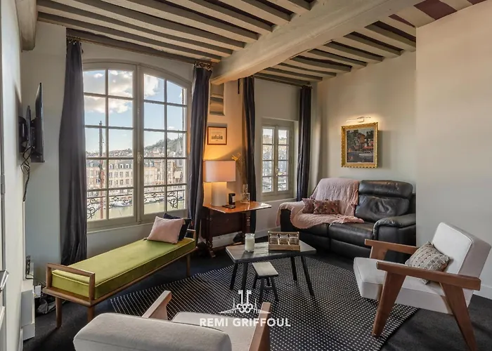 La Demeure Du Clocher 4 Ac On The Port & Place Sainte-catherine 8 G בית נופש